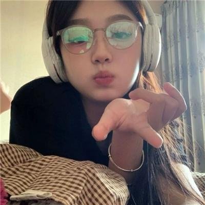 四个孩子走进银行